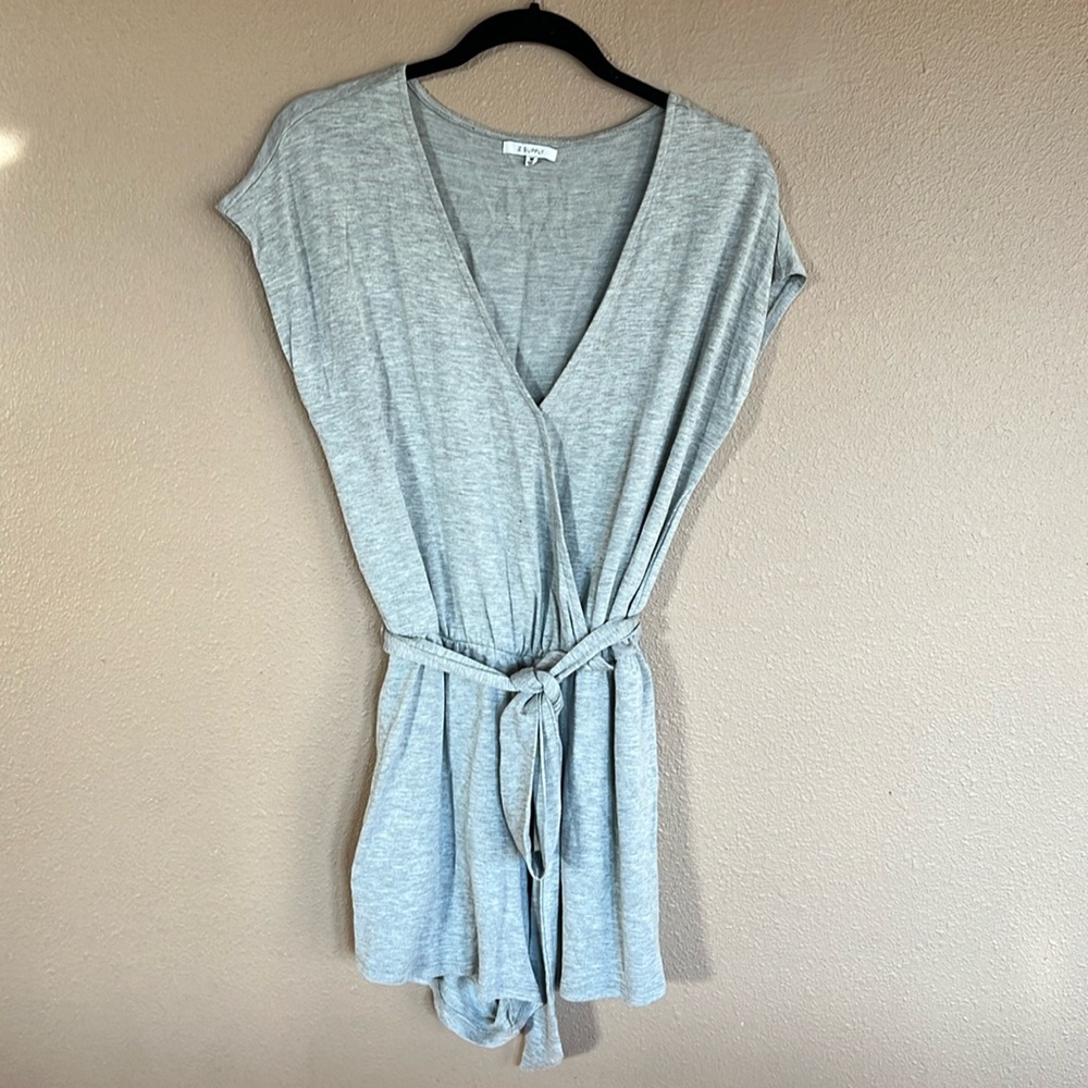 Cute romper in light grey. Size M